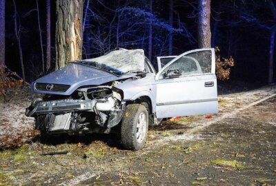 Schwerer Verkehrsunfall auf Bundesstraße: Beifahrer zwischen PKW und Baum eingeklemmt - PKW Opel verunglückt: Fahrer und Beifahrer schwerverletzt.