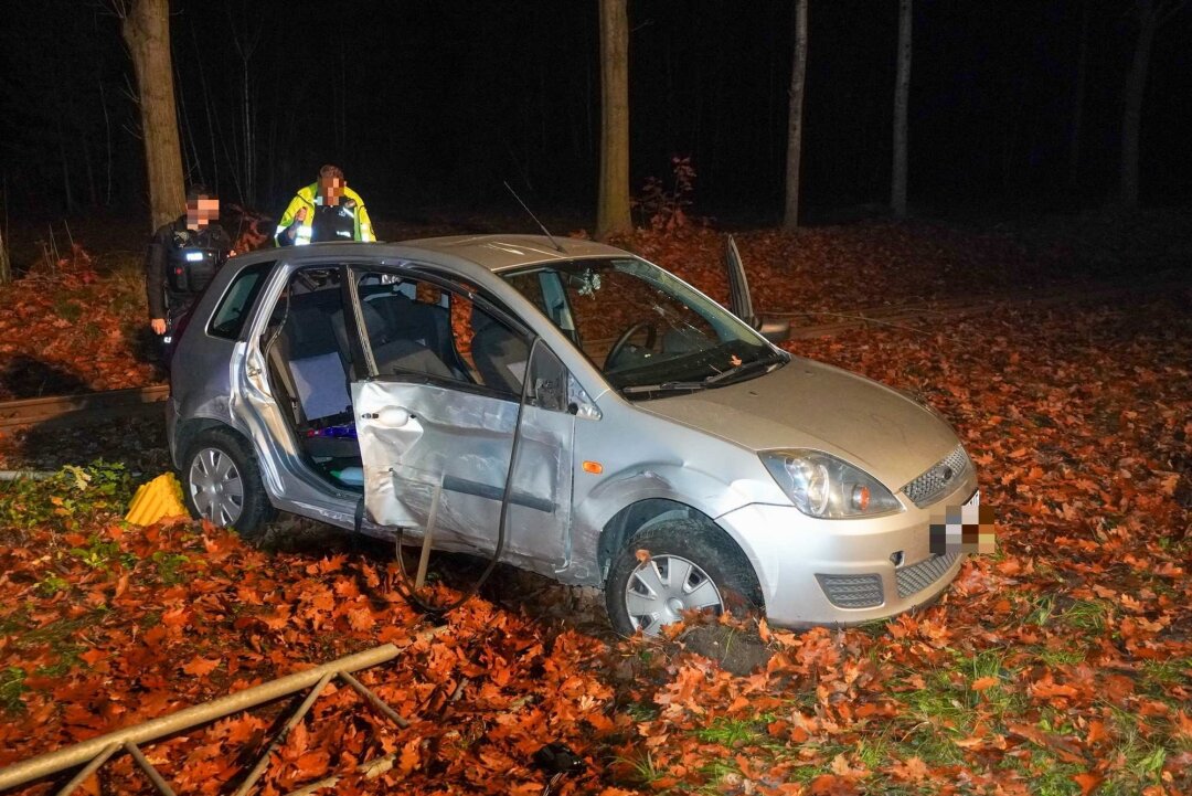 Schwerer Verkehrsunfall auf der B156: PKW kollidiert mit Verkehrsschild - Schwerer Verkehrsunfall auf der B156 bei Weißwasser.