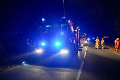 Schwerer Verkehrsunfall auf der B156: PKW kollidiert mit Verkehrsschild - Feuerwehr befreit Unfallopfer mit hydraulischem Rettungsgerät.