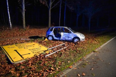 Schwerer Verkehrsunfall auf der B156: PKW kollidiert mit Verkehrsschild - Einsatzkräfte zeigen schnellen Einsatz: Feuerwehr, Rettungsdienst und Polizei vor Ort.