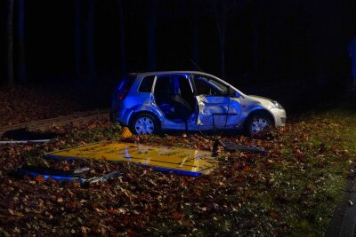 Schwerer Verkehrsunfall auf der B156: PKW kollidiert mit Verkehrsschild - Feuerwehr befreit eingeklemmte Person.