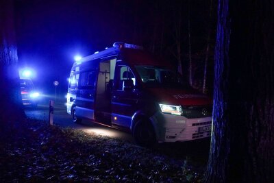 Schwerer Verkehrsunfall auf der B156: PKW kollidiert mit Verkehrsschild - Verkehrsunfall auf der B156: PKW prallt gegen Verkehrsschild.