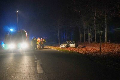 Schwerer Verkehrsunfall auf der B156: PKW kollidiert mit Verkehrsschild - Verkehrsunfall auf der B156: PKW prallt gegen Verkehrsschild.