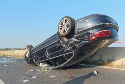 Schwerer Verkehrsunfall auf Landstraße: Mehrere Verletzte - Schwerer Verkehrsunfall auf Landstraße - Fahrzeug kommt auf dem Dach zum Liegen. Foto: Christian Grube