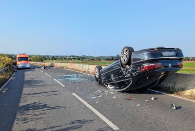 Schwerer Verkehrsunfall auf Landstraße: Mehrere Verletzte - Schwerer Verkehrsunfall auf Landstraße - Fahrzeug kommt auf dem Dach zum Liegen. Foto: Christian Grube