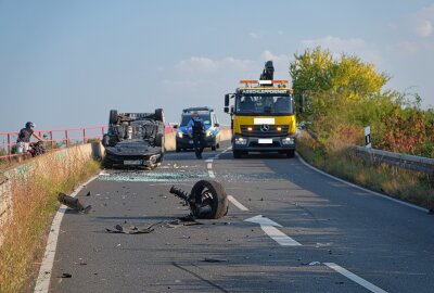 Schwerer Verkehrsunfall auf Landstraße: Mehrere Verletzte - Ein Rad hat es herausgerissen. Foto: Christian Grube