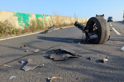 Schwerer Verkehrsunfall auf Landstraße: Mehrere Verletzte - Ein Rad hat es herausgerissen. Foto: Christian Grube