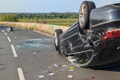 Schwerer Verkehrsunfall auf Landstraße: Mehrere Verletzte - Ein Rad hat es herausgerissen. Foto: Christian Grube