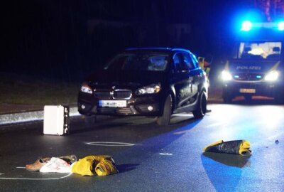 Schwerer Verkehrsunfall auf sächsischer Bundesstraße: Zwei Fußgänger von BMW erfasst - Am Dienstagabend gegen 16.40 Uhr ereignete sich auf der B98 in Putzkau ein schwerer Verkehrsunfall.