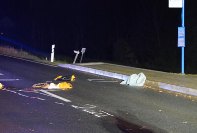 Schwerer Verkehrsunfall auf sächsischer Bundesstraße: Zwei Fußgänger von BMW erfasst - Nach ersten Erkenntnissen erfasste ein BMW-Fahrer aus bislang ungeklärter Ursache zwei Personen an einer Bushaltestelle.