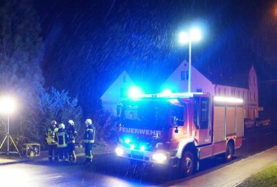 Schwerer Verkehrsunfall auf sächsischer Bundesstraße: Zwei Fußgänger von BMW erfasst - Beide Unfallopfer erlitten schwere Verletzungen und wurden umgehend in eine Klinik gebracht.