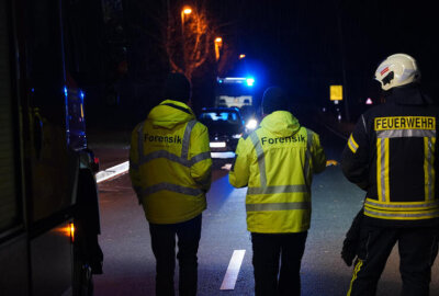 Schwerer Verkehrsunfall auf sächsischer Bundesstraße: Zwei Fußgänger von BMW erfasst - Beide Unfallopfer erlitten schwere Verletzungen und wurden umgehend in eine Klinik gebracht.