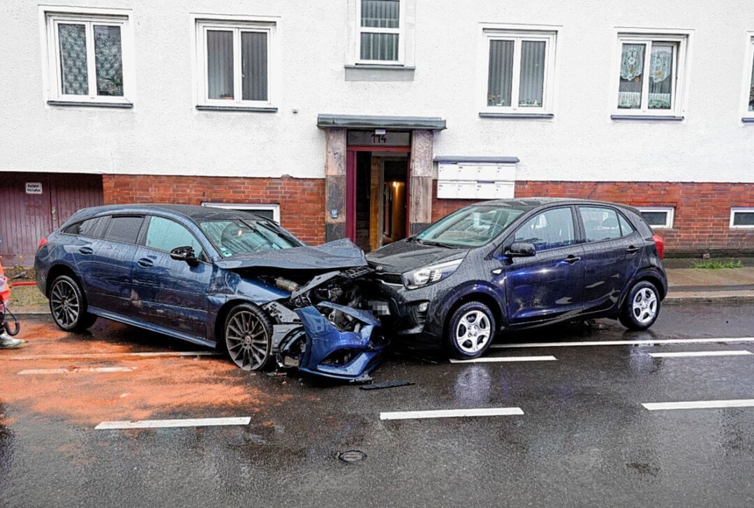 Schwerer Verkehrsunfall in Chemnitz: Eine Person wird verletzt - Schwerer Unfall auf der Frankenberger Straße in Chemnitz. Foto: Harry Härtel