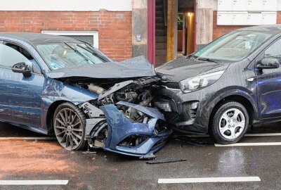 Schwerer Verkehrsunfall in Chemnitz: Eine Person wird verletzt - Schwerer Unfall auf der Frankenberger Straße in Chemnitz. Foto: Harry Härtel