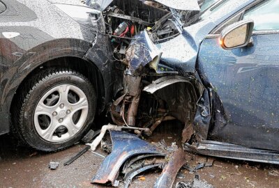 Schwerer Verkehrsunfall in Chemnitz: Eine Person wird verletzt - Schwerer Unfall auf der Frankenberger Straße in Chemnitz. Foto: Harry Härtel