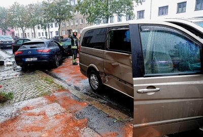 Schwerer Verkehrsunfall in Chemnitz: Eine Person wird verletzt - Schwerer Unfall auf der Frankenberger Straße in Chemnitz. Foto: Harry Härtel