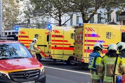 Feuerwehr und Rettungskräfte sind mit einem Großaufgebot an Einsatzkräften vor Ort. Foto: xcitepress