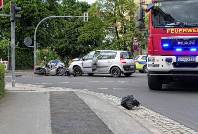 Schwerer Verkehrsunfall in Grimma: Motorradfahrer wird meterhoch durch die Luft geschleudert - Am Mittwochnachmittag kam es auf der Kreuzung Leipziger Straße/Lausicker Straße zu einem schweren Verkehrsunfall. Foto: Sören Müller