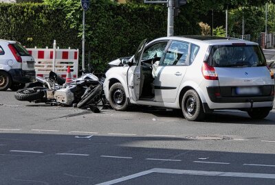 Schwerer Verkehrsunfall in Grimma: Motorradfahrer wird meterhoch durch die Luft geschleudert - Der Aufprall war so heftig, dass es den Motorradfahrer laut einem Augenzeugen meterhoch in die Luft geschleudert haben soll. Foto: Sören Müller