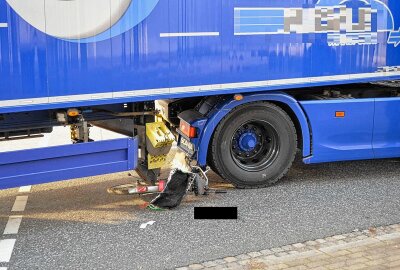 Schwerer Verkehrsunfall: LKW kollidiert mit Radfahrerin - Am Mittwochmorgen kam es in Bernsdorf zu einem schweren Verkehrsunfall.  Foto: xcitepress/BrLau