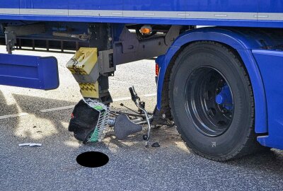 Schwerer Verkehrsunfall: LKW kollidiert mit Radfahrerin - Aus ungeklärter Ursache kam es beim Abbiegen zum Zusammenstoß zwischen dem LKW und der Radfahrerin. Foto: xcitepress/BrLau