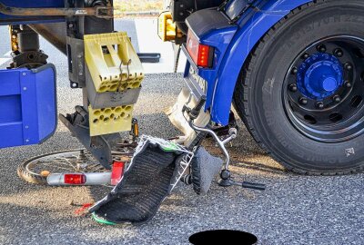 Schwerer Verkehrsunfall: LKW kollidiert mit Radfahrerin - Die Radfahrerin wurde vor Ort durch den Rettungsdienst behandelt und anschließend schwer verletzt in ein Krankenhaus gebracht. Foto: xcitepress/BrLau