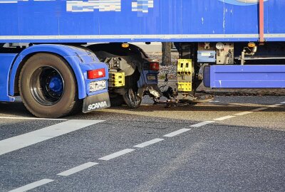 Schwerer Verkehrsunfall: LKW kollidiert mit Radfahrerin - Die Radfahrerin wurde vor Ort durch den Rettungsdienst behandelt und anschließend schwer verletzt in ein Krankenhaus gebracht. Foto: xcitepress/BrLau