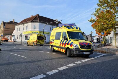 Schwerer Verkehrsunfall: LKW kollidiert mit Radfahrerin - Im Bereich der Kreuzung kam es aufgrund des Unfalls zu einer Vollsperrung. Foto: xcitepress/BrLau