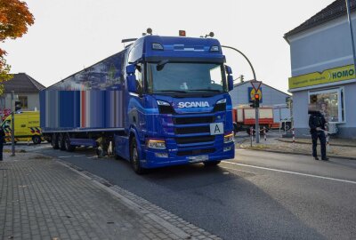 Schwerer Verkehrsunfall: LKW kollidiert mit Radfahrerin - Aus ungeklärter Ursache kam es beim Abbiegen zum Zusammenstoß zwischen dem LKW und der Radfahrerin. Foto: xcitepress/BrLau