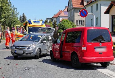 Schwerer Verkehrsunfall: Mehrere Verletzte und ein Hund verstirbt - Schwerer Unfall in Dippoldiswalde. Foto: Roland Halkasch