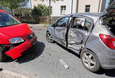 Schwerer Verkehrsunfall: Mehrere Verletzte und ein Hund verstirbt - Schwerer Unfall in Dippoldiswalde. Foto: Roland Halkasch