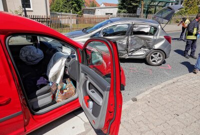 Schwerer Verkehrsunfall: Mehrere Verletzte und ein Hund verstirbt - Schwerer Unfall in Dippoldiswalde. Foto: Roland Halkasch