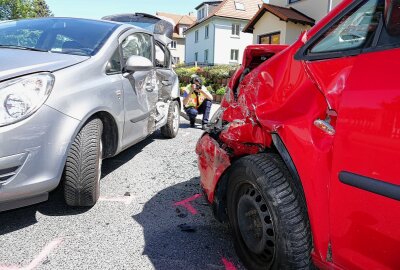 Schwerer Verkehrsunfall: Mehrere Verletzte und ein Hund verstirbt - Schwerer Unfall in Dippoldiswalde. Foto: Roland Halkasch