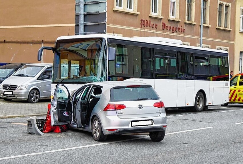 Schwerer Verkehrsunfall Mit Mehreren Verletzten | Blick - Sachsen