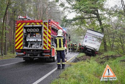 Schwerer Verkehrsunfall: PKW kollidiert mit LKW - Der Rettungsdienst war schnell vor Ort. Foto:xcitepress/brl