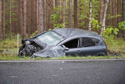 Schwerer Verkehrsunfall: PKW kollidiert mit LKW - Der Rettungsdienst war schnell vor Ort. Foto:xcitepress/brl