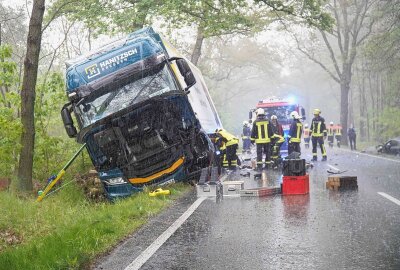 Schwerer Verkehrsunfall: PKW kollidiert mit LKW - Der Rettungsdienst war schnell vor Ort. Foto:xcitepress/brl