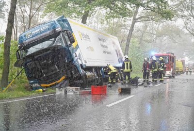 Schwerer Verkehrsunfall: PKW kollidiert mit LKW - Der Rettungsdienst war schnell vor Ort. Foto:xcitepress/brl