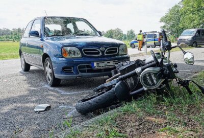 Schwerer Verkehrsunfall zwischen Auto und Motorrad: Zeugen gesucht
