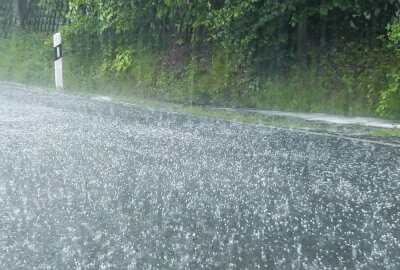 Schweres Unwetter zieht über Sachsen - Schwere Gewitter und Unwetter ziehen über Sachsen. Foto: Bernd März