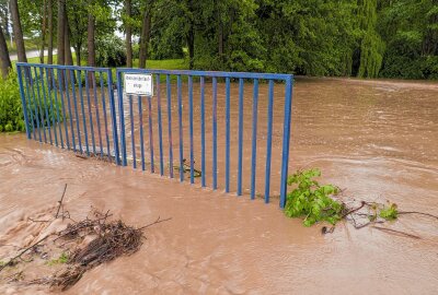 Schweres Unwetter zieht über Sachsen - Das Unwetter sorgt für immense Schäden bei Autos wie auch Wohnungen und Keller. Foto: Bernd März 