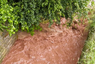 Schweres Unwetter zieht über Sachsen - Das Unwetter sorgt für immense Schäden bei Autos wie auch Wohnungen und Keller. Foto: Bernd März 