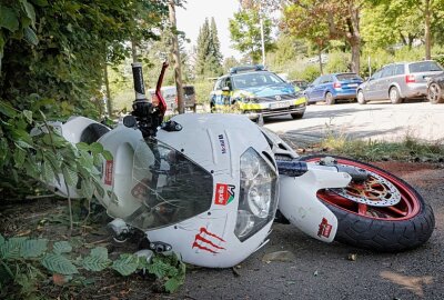 Schwerverletzter Motorradfahrer flüchtet nach Crash in Chemnitz - Schwerverletzter Motorradfahrer nach Crash in Chemnitz. Foto: Jan Härtel/ChemPic