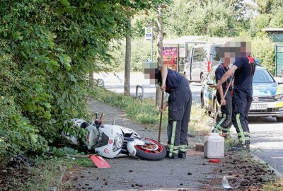 Schwerverletzter Motorradfahrer flüchtet nach Crash in Chemnitz -  Schwerverletzter Motorradfahrer nach Crash in Chemnitz. Foto: Jan Härtel/ChemPic