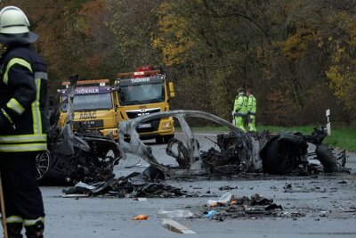 Sechs Menschen sterben bei Unfall im Münsterland - Bei dem verheerenden Unfall im Münsterland brannte ein Auto vollständig aus.