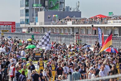 Sechste Station für die DTM in der Saison 2024 auf dem Sachsenring - DTM auf dem Sachsenring Rennen Samstag 09.09.2023, Startaufstellung Menschen Massen. Foto: Andreas Kretschel 