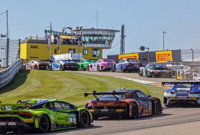 Sechste Station für die DTM in der Saison 2024 auf dem Sachsenring - DTM auf dem Sachsenring Rennen Samsatg 09.09.2023, Die erste Runde. Foto:Andreas Kretschel