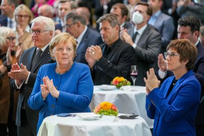 Seehofer, Scholz und Merkel Zeugen im Afghanistan-Ausschuss - Im Oktober 2021 lud der Bundestagspräsident zu einem Empfang zum Ende des Afghanistan-Einsatzes ein. Bundespräsident Frank-Walter Steinmeier, Bundeskanzlerin Angela Merkel (CDU), Robert Habeck, damals Bundesvorsitzender der Grünen, Annegret Kramp-Karrenbauer (CDU), damals Bundesministerin der Verteidigung, und Hubertus Heil (SPD), Bundesminister für Arbeit und Soziales, zählten zu den Teilnehmern. (Archivfoto)