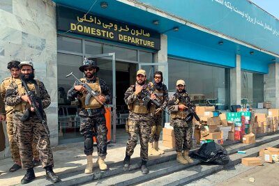 Seehofer, Scholz und Merkel Zeugen im Afghanistan-Ausschuss - Kämpfer der militant-islamistischen Taliban stehen kurz nach dem Abzug der USA in Kabul Ende August 2021 am Flughafen. (Archivfoto)