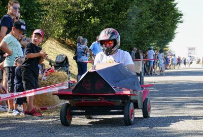 Seifenkistenrennen: Witzschdorf startet rasant in seine Festwoche - Beim Seifenkistenrennen waren interessante Fahrzeuge zu erleben. Foto: Andreas Bauer